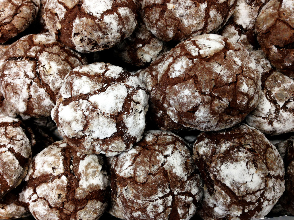 Čokoladne razpokančke povaljaš v mletem sladkorju še preden jih daš peči.